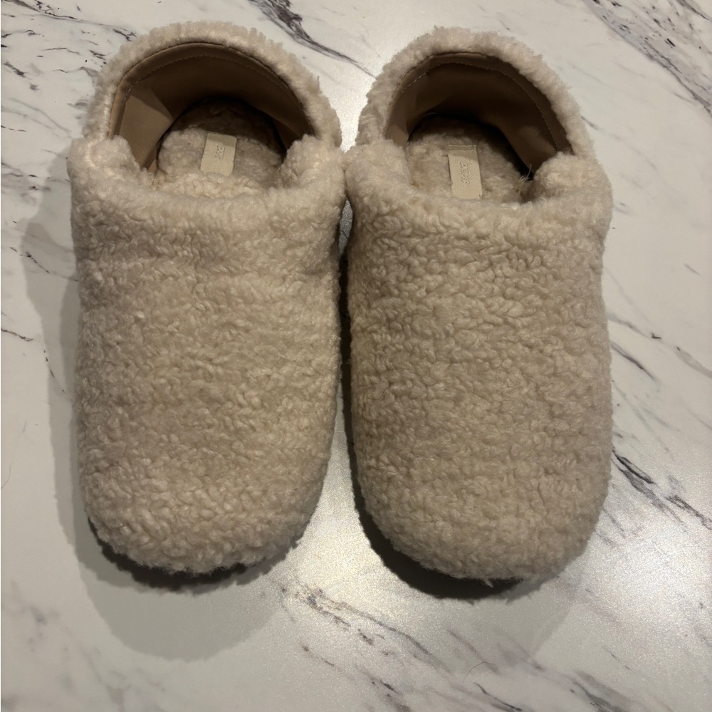 SKIMS FUZZY SLIPPERS euro size 40 US women’s 9 NEW without tags